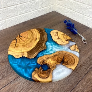 Personalized Charcuterie Board, Resin and Olive Wood Serving Board, Epoxy and Wooden Serving Platter, Round Pizza Board, Circle Serving Tray Turkuoise White