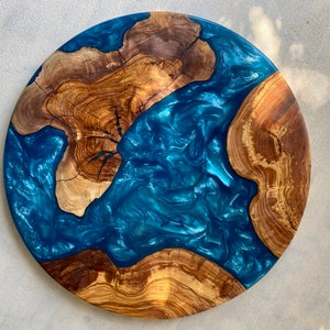 Custom Made Resin Serving Board, Round Pizza Board, Blue Epoxy and Olive Wood Serving Tray, Charcuterie Board, Unique Housewarming Gift