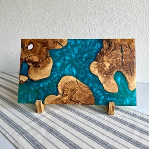 Personalized Charcuterie Board, Resin Serving Board, Epoxy serving Platter, Resin Kitchen Decor, Christmas Gift, Handmade and Unique Gift