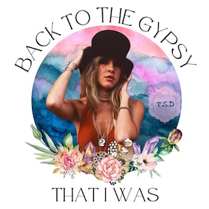 Pode incluir: Uma ilustração em aquarela de uma mulher com cabelo castanho comprido usando um chapéu preto e uma blusa vermelha. A mulher está cercada por flores e cristais. O texto "Back to the Gypsy That I Was" está escrito ao redor da imagem. O texto "T.S.D." está escrito em um círculo pequeno no canto superior direito da imagem.