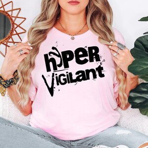 Chemise hypervigilant - T-shirt typographique de sensibilisation à la santé mentale, déclaration psychologique minimaliste T-shirt unisexe