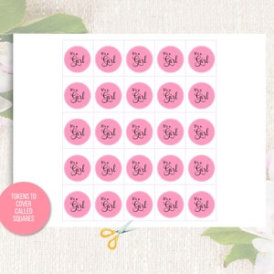 K&ouml;nnte beinhalten: Ein Blatt mit rosa und wei&szlig;en Aufklebern mit dem Text "It's a Girl" in schwarzer Schrift. Die Aufkleber sind in einem Raster von f&uuml;nf Reihen und sechs Spalten angeordnet. Der Text "TOKENS TO COVER CALLED SQUARES" ist in schwarzer Schrift auf einem wei&szlig;en Kreis in der linken unteren Ecke des Blattes geschrieben.