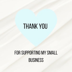 Pu&ograve; includere: Uno sfondo bianco con un cuore azzurro chiaro che dice "THANK YOU" e il testo "FOR SUPPORTING MY SMALL BUSINESS" sotto il cuore.