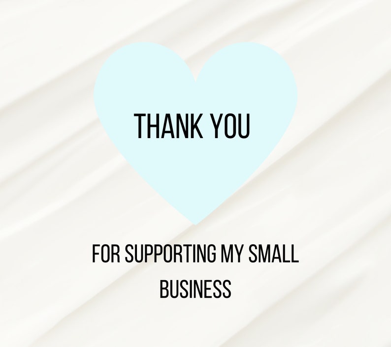 Pu&ograve; includere: Uno sfondo bianco con un cuore azzurro chiaro che dice "THANK YOU" e il testo "FOR SUPPORTING MY SMALL BUSINESS" sotto il cuore.