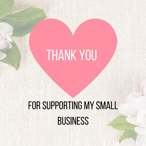 K&ouml;nnte beinhalten: Ein pinkfarbenes Herz mit dem Text "THANK YOU" und dem Text "FOR SUPPORTING MY SMALL BUSINESS" darunter. Das Herz befindet sich auf einem wei&szlig;en strukturierten Hintergrund mit wei&szlig;en Blumen auf beiden Seiten.