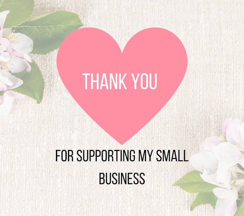 K&ouml;nnte beinhalten: Ein pinkfarbenes Herz mit dem Text "THANK YOU" und dem Text "FOR SUPPORTING MY SMALL BUSINESS" darunter. Das Herz befindet sich auf einem wei&szlig;en strukturierten Hintergrund mit wei&szlig;en Blumen auf beiden Seiten.