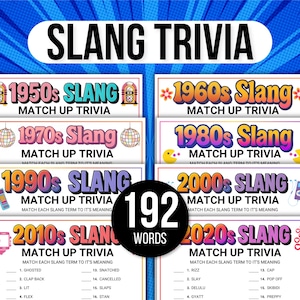 Könnte beinhalten: Ein Set von Quizkarten mit dem Titel "SLANG TRIVIA" auf blauem Hintergrund. Die Karten sind nach Jahrzehnten geordnet, von den 1950er bis zu den 2020er Jahren, und tragen den Text "MATCH UP TRIVIA". Die Karten haben farbenfrohe Designs und das Set enthält 192 Wörter.