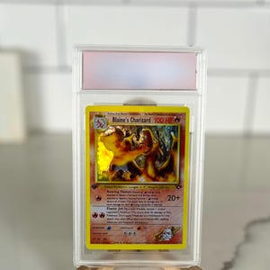 Charizard de Blaine - Proxy Pokémon Holográfico Graduado - Réplica Artesanal