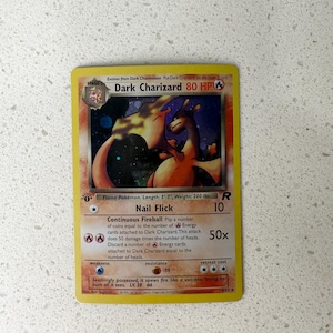 Charizard Oscuro del Equipo Rocket: Pokémon Holográfico Proxy - Réplica Hecha a Mano
