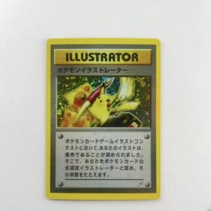 Puede incluir: Una tarjeta Pok&eacute;mon Illustrator con borde amarillo y detalles dorados. Presenta una ilustraci&oacute;n de Pikachu y texto en japon&eacute;s. El texto dice "ILLUSTRATOR". La tarjeta tiene un fondo hologr&aacute;fico y forma rectangular.