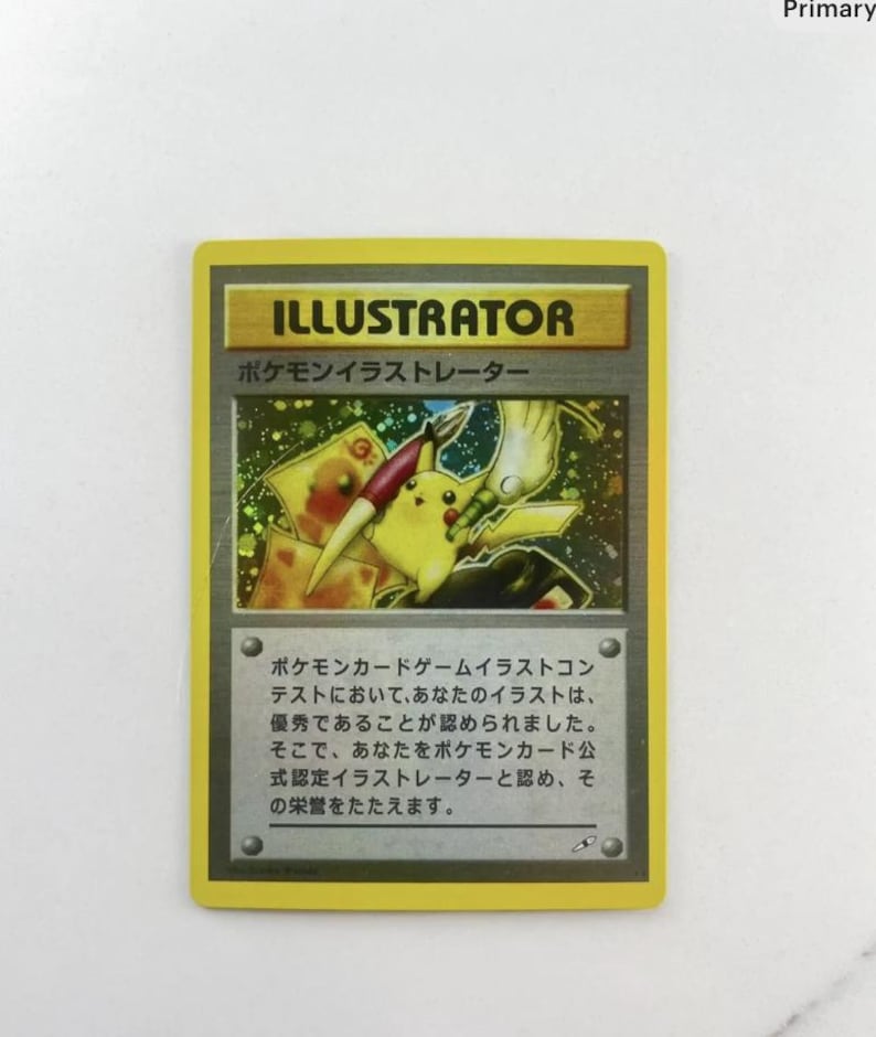 Puede incluir: Una tarjeta Pok&eacute;mon Illustrator con borde amarillo y detalles dorados. Presenta una ilustraci&oacute;n de Pikachu y texto en japon&eacute;s. El texto dice "ILLUSTRATOR". La tarjeta tiene un fondo hologr&aacute;fico y forma rectangular.