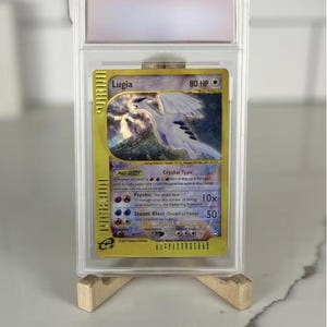 Puede incluir: Un juego de tres tazas de cerámica con un acabado moteado y mate. Las tazas son de color crema, gris claro y gris oscuro. Cada taza tiene un diseño simple y minimalista.