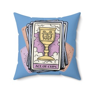 Tarotkaart aas van bekers op dit sierkussen is verkrijgbaar in verschillende maten, ideaal om te gebruiken voor meditatie, een cadeau voor je tarotkaartlezer