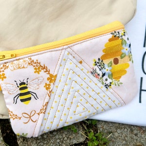 Cartera con llavero y estuche con cremallera con diseño de abejas y flores de Bridgerton