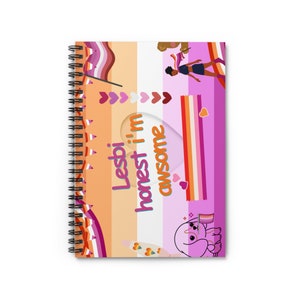 以下が含まれることがあります： レズビアンのプライドフラッグのデザインが施された、スパイラル綴じのノート。表紙には「Lesbi honest I'm awsome」の文字がハート型の切り抜きで表示され、人やハートのイラストが添えられています。ノートのデザインは、オレンジ、ピンク、白の色合いを取り入れています。
