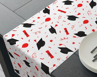 Decoración de mesa con diploma y birrete rojos - Camino de mesa de graduación - Decoración de graduación roja - Decoraciones de graduación 2023