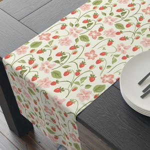 Strawberry Table Runner Fruit Table Runner Strawberry Kitchen Decor Farmhouse Table Runner Summer Decor for Spring Table Runner
