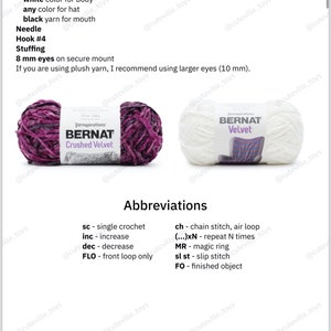 Op de afbeelding: Twee bollen garen, een witte en een paarse, met het Bernat-merketiket. Het garen is ge&euml;tiketteerd als "Velvet" en "Crushed Velvet".