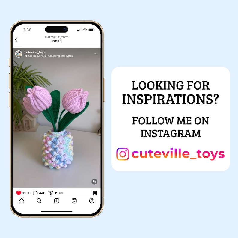Op de afbeelding: Een close-up van een gehaakt bloemstuk in een kleurrijke ananasvormige vaas. De bloemen zijn roze en de vaas is een mix van pastelkleuren. De afbeelding is van een Instagram-post met de tekst "LOOKING FOR INSPIRATIONS? FOLLOW ME ON INSTAGRAM cuteville_toys"
