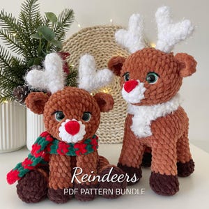 Puede incluir: Dos peluches de reno tejidos a crochet. El reno más grande está de pie y tiene un collar de piel blanca. El reno más pequeño está sentado y lleva una bufanda roja y verde. Ambos renos tienen pelo marrón, cuernos blancos y nariz roja. El texto "Reindeers PDF PATTERN BUNDLE" está en la parte inferior de la imagen.