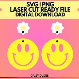 Puede incluir: Dos caras sonrientes amarillas con ojos negros y un punto negro sobre cada ojo. Cada cara sonriente tiene una margarita blanca con un centro amarillo arriba. El texto "DAISY DUDES" está debajo de las caras sonrientes.