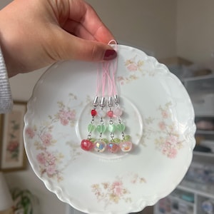 Charms para teléfono con cuentas de manzana rosa, llaveros kawaii con purpurina para cámara digital, charms para tarjetas fotográficas, carpetas Kpop, delicados charms para bolsos, estilo retro Heisei