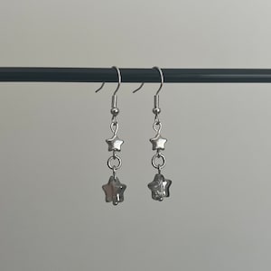 Pendientes de estrella de plata Y2k de acero inoxidable, joyería grunge cibernética, regalos para ella. Delicados pendientes de estrella, regalos para rellenar medias navideñas.