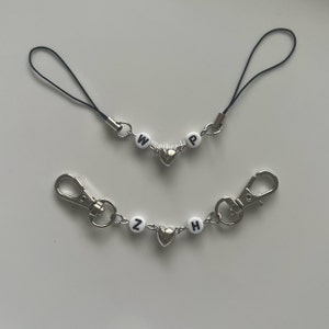 Llavero personalizado con dije de teléfono a juego para pareja, dije con letras personalizadas, dijes de amistad, regalo de aniversario para el día de San Valentín