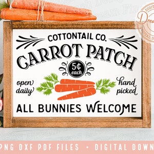 Peut inclure: Une enseigne en bois avec un fond blanc et du texte noir qui dit "Cottontail Co. Carrot Patch". L'enseigne comprend également le texte "Open Daily", "5¢ each", "Hand Picked", et "All Bunnies Welcome".