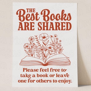 Puede incluir: Un letrero rectangular blanco con el texto "THE Best Books ARE SHARED" en una fuente vintage de color óxido. Una ilustración de un libro abierto con elementos florales está debajo del texto. El texto inferior dice: "Por favor, siéntase libre de tomar un libro o dejar uno para que otros lo disfruten."