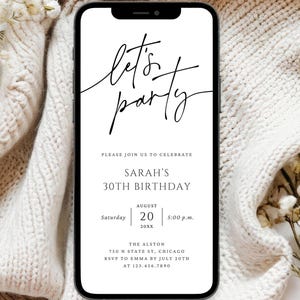 Puede incluir: Un smartphone muestra una invitación digital con las palabras "let's party" en una elegante escritura. La invitación es para el 30 cumpleaños de Sarah el 20 de agosto a las 17:00 horas. El teléfono está sobre un fondo de punto crema suave.