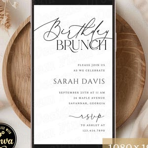 Puede incluir: Una invitación digital para un brunch de cumpleaños en la pantalla de un smartphone. La invitación presenta una elegante escritura negra con las palabras "Birthday Brunch" y los detalles del evento. El teléfono está sobre un plato de madera.