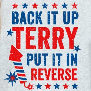 Pode incluir: Um moletom cinza claro com o texto "BACK IT UP TERRY PUT IT IN REVERSE" em vermelho e azul, com um gráfico de fogos de artifício. O design inclui estrelas e uma ilustração de fogos de artifício, ideal para eventos patrióticos.