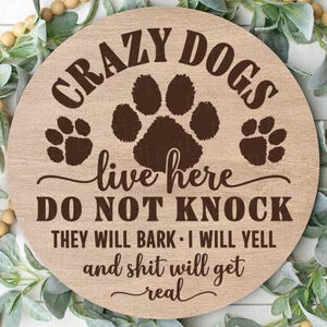 Perros locos viven aquí SVG, colgador de puerta divertido para perro SVG, letrero redondo para puerta de perro SVG, letrero para porche para perro SVG DXF PDF PNG descarga digital