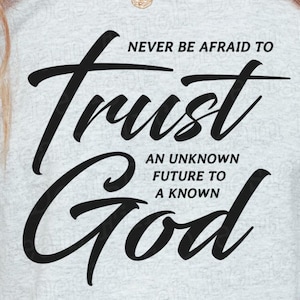 Deus SVG PNG Confie em Deus Png Svg Cristão Svg Nunca tenha medo de confiar um futuro desconhecido a um Deus conhecido Png Svg Citação religiosa Png