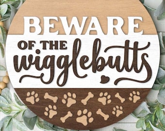 Uważaj na znak Wigglebutts SVG Dog Round Door Ganger SVG • Plik wycinany laserowo Glowforge Cricut • Znak powitalny dla mamy psa • Prezent dla miłośnika psów