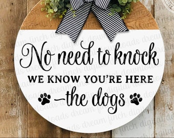 Non c'è bisogno di bussare The Dogs SVG DXF PNG jpg Sappiamo che sei qui Taglia i file per Doorhanger Door Round Dog Lover - Download digitale