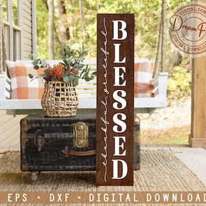 Peut inclure: Une enseigne en bois brun foncé avec les mots "Blessed, thankful, grateful" en écriture blanche. L'enseigne est affichée sur un porche avec un coffre vintage, un panier en osier avec des fleurs et une balançoire avec un oreiller à carreaux orange. Le texte "DIGITAL DOWNLOAD" est également présent.