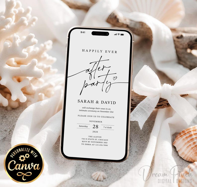 Puede incluir: Un tel&eacute;fono inteligente que muestra una invitaci&oacute;n de boda digital con texto negro sobre fondo blanco. El texto dice Happily Ever After Party, Sarah & David, e incluye los detalles del evento para el 28 de noviembre de 2026 en The Alston, Chicago.
