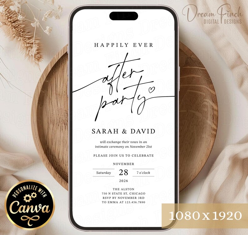 Puede incluir: Un tel&eacute;fono inteligente que muestra una plantilla de invitaci&oacute;n de boda digital con texto negro sobre fondo blanco. El texto dice Happily Ever After Party, Sarah & David, e incluye detalles de la ceremonia, fecha, hora y lugar para el 28 de noviembre de 2026.