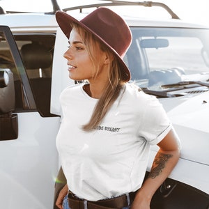 Giddy Up Cowboy T-shirt (print op achterkant) Boho, howdy shirt, western grafisch T-shirt, cowgirl-shirt, stagecoach-shirt, westernkleding