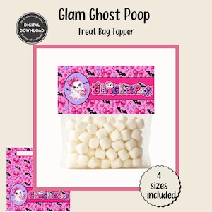 Op de afbeelding: Een digitale download traktatiezakje-topper met een roze achtergrond, zwarte vleermuizen, roze strikken en paarse sterren. De tekst luidt Glam Ghost Poop. Een witte geest met een roze strik is afgebeeld boven een zakje met witte marshmallows.