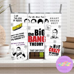 Puede incluir: Tres vasos blancos con diferentes diseños que presentan personajes y texto del programa de televisión The Big Bang Theory. Los diseños incluyen el título del programa, la frase "Bazinga!" y los personajes Sheldon Cooper, Leonard Hofstadter, Howard Wolowitz y Raj Koothrappali.