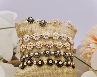 Blümchen-Perlenarmband/ Frühlingsschmuck/ 14 Karat vergoldete Zwischenperlen