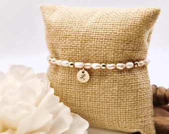 Personalisiertes Süßwasserperlenarmband mit goldenem Schmuckplättchen & einem gratis Poliertuch/ 14 Karat vergoldet/ Gravur/ Basic