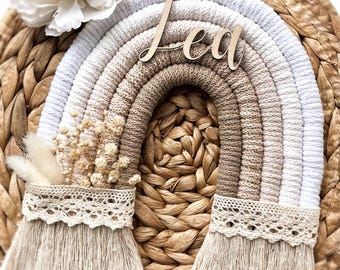 Personalisierter Makramee Regenbogen mit Trockenblumen in Beigetönen/ Boho-Style/ Wohnzimmer/ Geschenk/ Geburt/ Kinderzimmer/ Wandbehang