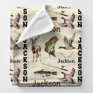 Personalisierte Name Jagd Angeln Decke | Kleinkind Bass Weißwedelhirsch Wels Ente Plüschdecke | Kuschelige Kinderdecke | Baby-Dusche-Geschenk