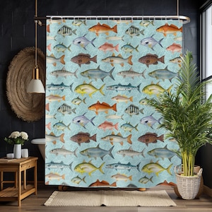 Könnte beinhalten: Ein Duschvorhang mit einem sich wiederholenden Muster verschiedener Fische in Orange, Gelb, Blau und Braun auf hellblauem Hintergrund. Die Fische sind im Aquarellstil dargestellt und schaffen ein dekoratives, aquatisches Thema.