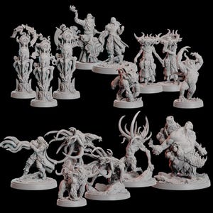 Op de afbeelding: Een verzameling onbeschilderde miniatuur fantasy figuren, waaronder diverse monsters en personages. De figuren zijn lichtgrijs en staan op ronde bases. De collectie bevat figuren met tentakels, hoorns en mantels.