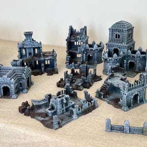 Peut inclure: Un ensemble de 15 bâtiments en ruine miniatures peints en gris et blanc et d'arbres pour jeux de table ou modélisme.